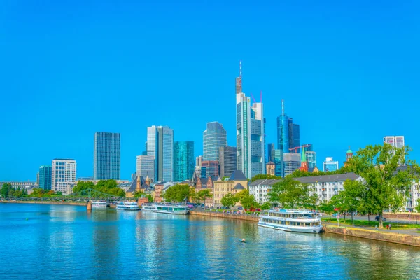 Frankfurt, Tyskland, 18 augusti, 2018: Sky skrapor i Frankfurt vi — Stockfoto
