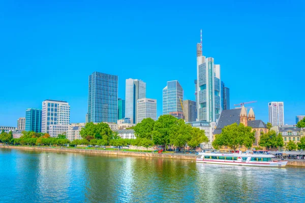 Frankfurt, Almanya, 18 Ağustos 2018: Frankfurt VI 'da gökdelenler — Stok fotoğraf