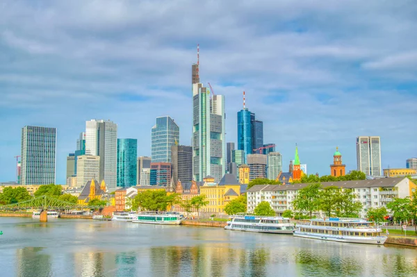 Frankfurt, 18. August 2018: Wolkenkratzer am Fluss — Stockfoto