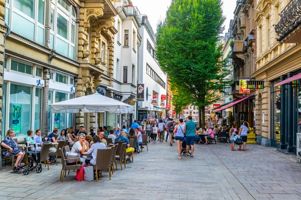 Wiesbaden, Niemcy, 17 sierpnia 2018: turyści są spacerując thro — Zdjęcie stockowe