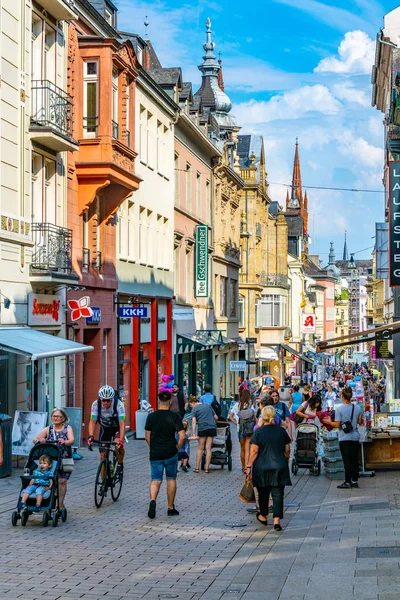 Wiesbaden, Německo, 17. srpna 2018: turisté se potulují vrazila — Stock fotografie