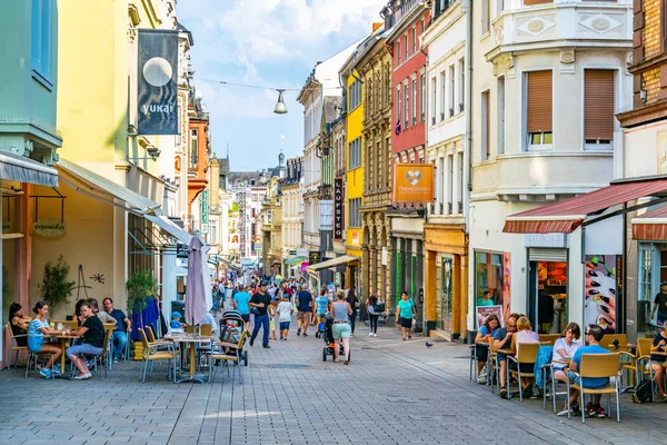 Wiesbaden, Německo, 17. srpna 2018: turisté se potulují vrazila — Stock fotografie