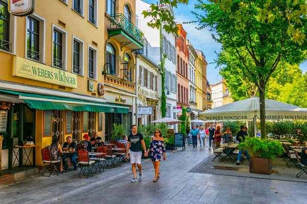 Wiesbaden, Německo, 17. srpna 2018: turisté se potulují vrazila — Stock fotografie