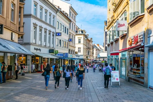 Wiesbaden, Niemcy, 17 sierpnia 2018: turyści są spacerując thro — Zdjęcie stockowe