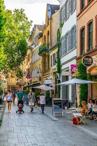 Wiesbaden, Tyskland, 17 augusti, 2018: turister strosar thro — Stockfoto