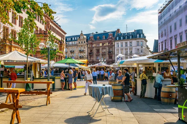 Wiesbaden, Německo, 17. srpna 2018: turisté se potulují po m — Stock fotografie