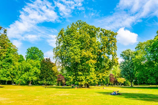 Wiesbaden, Tyskland, 17 augusti 2018: utsikt över Kurpark i Weisbaden — Stockfoto