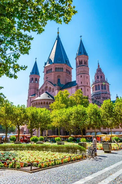 MAINZ, ALEMANIA, 17 DE AGOSTO DE 2018: Mercado callejero en f — Foto de Stock