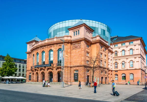 Mainz, Německo, 17. srpna 2018: turisté procházejí kolem sta — Stock fotografie