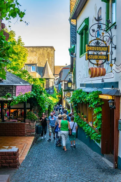 RUDESHEIM AM RHEIN, GERMANIA, 16 AGOSTO 2018: I turisti passeggiano — Foto Stock