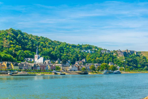 St. Goar, Almanya, 16 Ağustos 2018: nehir kenarındaki gezinti yeri görünümü — Stok fotoğraf