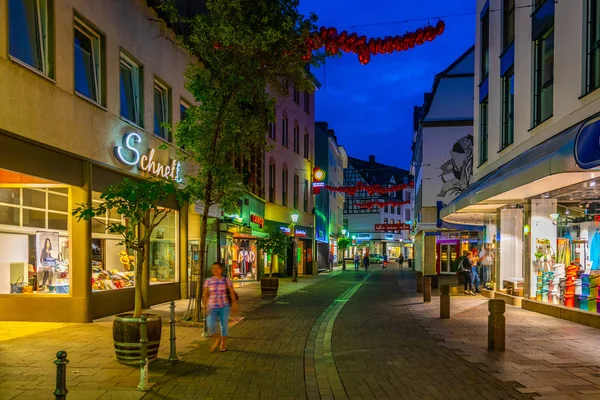 KOBLENZ, ALLEMAGNE, 15 AOÛT 2018 : Vue de nuit d'une rue étroite — Photo