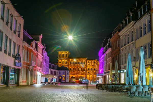 Trier, Tyskland, 14 augusti, 2018: natt utsikt över Porta Negra i TR — Stockfoto