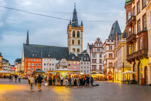 Trewir, Niemcy, 14 sierpnia 2018: zachód słońca Hauptmarkt Squar meters — Zdjęcie stockowe