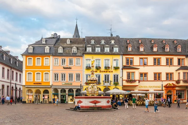 Trier, Německo, 14. srpna 2018: pohled na západ slunce na náměstí Hauptmarkt — Stock fotografie