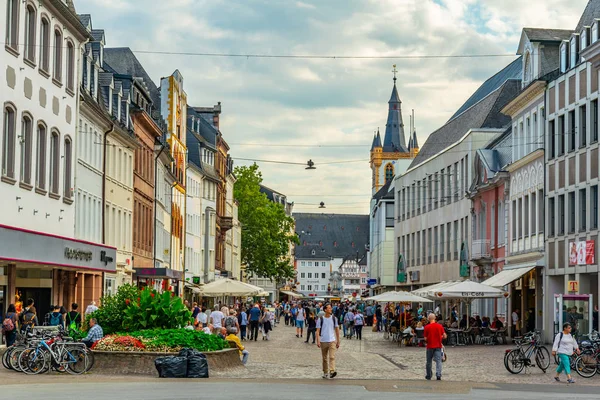Trewir, Niemcy, 14 sierpnia 2018: ludzie spacerują po Simeonstras — Zdjęcie stockowe