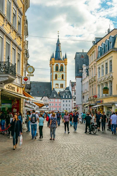 TRIER, GERMANY, AUGUST 14, 2018: People strolling on Simeonstras — Stock Photo, Image