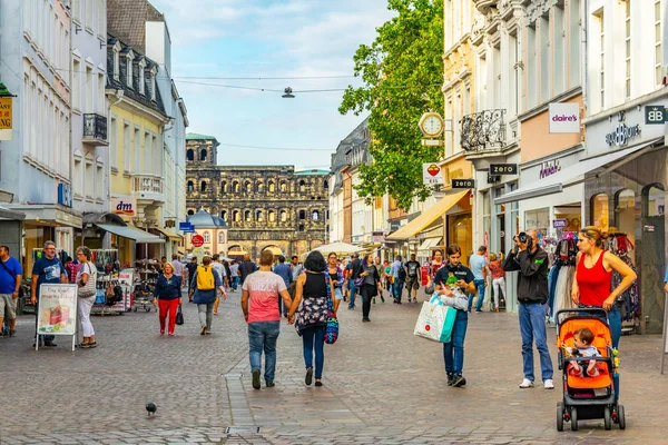 Trewir, Niemcy, 14 sierpnia 2018: ludzie spacerują w kierunku Porta — Zdjęcie stockowe