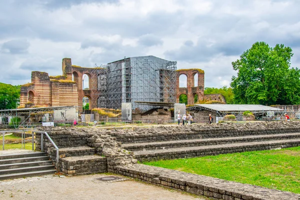 TRIER, ALEMANIA, 14 de agosto de 2018: Gente paseando por las ruinas —  Fotos de Stock