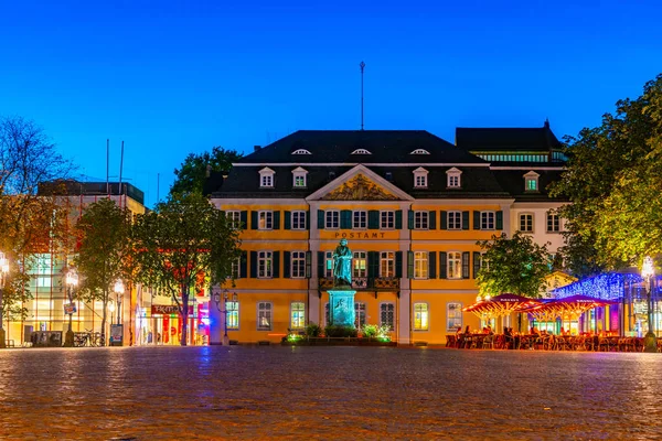 Бонн, Германия, 12 августа 2018 года: Ночной вид на статую Людвига — стоковое фото