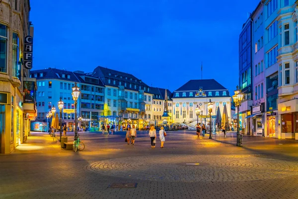 BONN, ALLEMAGNE, LE 12 AOÛT 2018 : Vue de nuit de la Marktplatz — Photo