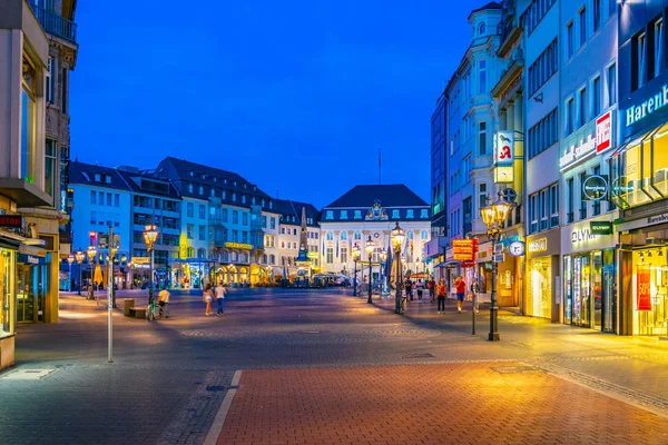 Bonn, Almanya, 12 Ağustos 2018: Marktplatz gece görünümü 