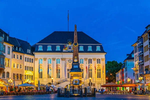 BONN, ALLEMAGNE, LE 12 AOÛT 2018 : Vue de nuit de la Marktplatz — Photo