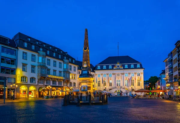 Bonn, Niemcy, 12 sierpnia 2018: Widok nocny Marktplatz w — Zdjęcie stockowe