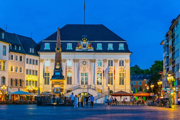 BONN, ALEMANIA, 12 de agosto de 2018: Vista nocturna de Marktplatz en la —  Fotos de Stock