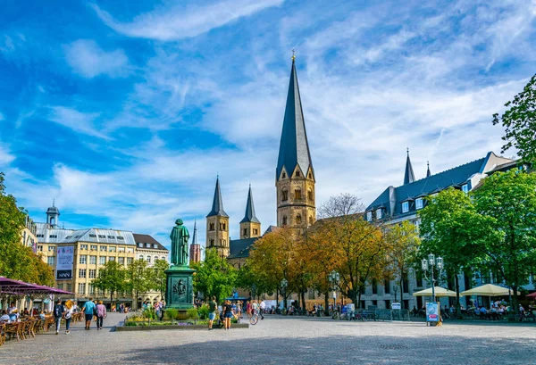 Бонн, Німеччина, 12 серпня 2018: Munsterplatz в центрі бо — стокове фото