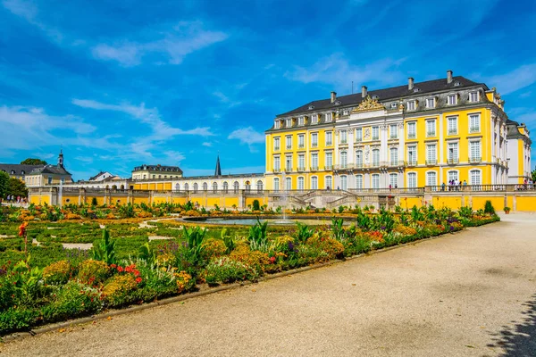 Bruhl, Németország, augusztus 12, 2018: kertek a bruhl palota Nea — Stock Fotó