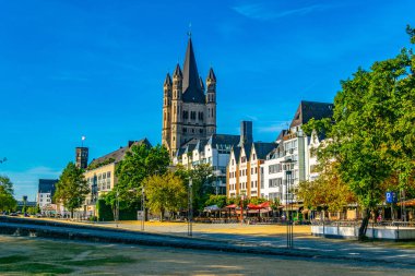 Köln, Almanya, 11 Ağustos 2018: Riverside Promenade ve Saint