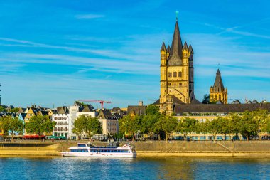 Köln, Almanya, 11 Ağustos 2018: Rhein nehir kıyısı ile Saint