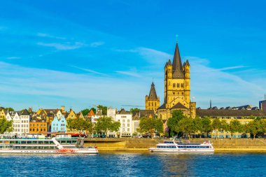 Köln, Almanya, 11 Ağustos 2018: Rhein nehir kıyısı ile Saint