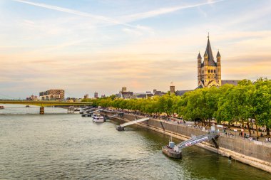 Köln, Almanya, 11 Ağustos 2018: nehir batımı manzarası 