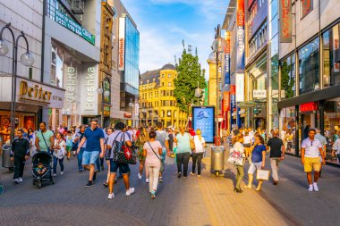 Köln, Almanya, 11 Ağustos 2018: Insanlar CE geçiyor