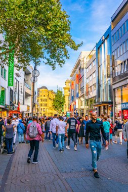 Köln, Almanya, 11 Ağustos 2018: Insanlar Antoni yaklaşıyor