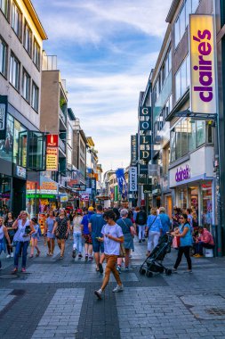 Köln, Almanya, 11 Ağustos 2018: Insanlar CE geçiyor
