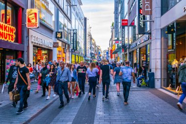 Köln, Almanya, 11 Ağustos 2018: Insanlar CE geçiyor