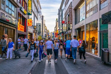 Köln, Almanya, 11 Ağustos 2018: Insanlar CE geçiyor
