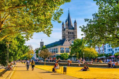 Köln, Almanya, 11 Ağustos 2018: Riverside Promenade ve Saint