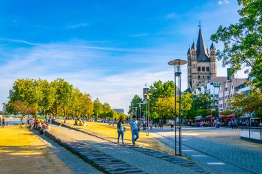 Köln, Almanya, 11 Ağustos 2018: Riverside Promenade ve Saint