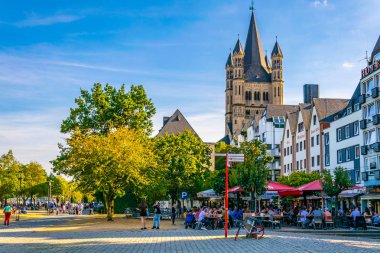 Köln, Almanya, 11 Ağustos 2018: Riverside Promenade ve Saint