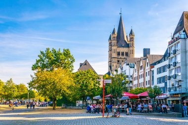 Köln, Almanya, 11 Ağustos 2018: Riverside Promenade ve Saint
