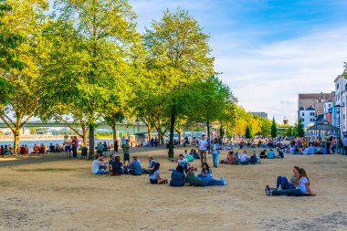 Köln, Almanya, 11 Ağustos 2018: Cologn içinde Riverside Promenade
