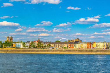 Köln, Almanya, 11 Ağustos 2018: Köln Kennedy Quay, germ