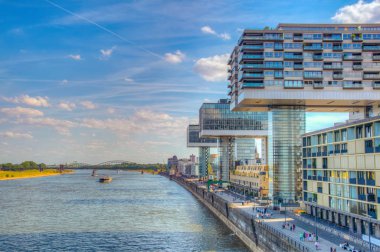 Köln, Almanya, 11 Ağustos 2018: insanlar Kranhaus hayran 