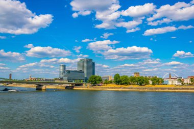 Köln, Almanya, 11 Ağustos 2018: Köln Kennedy Quay, germ