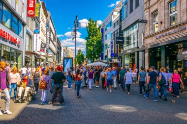Köln, Almanya, 11 Ağustos 2018: Insanlar CE geçiyor