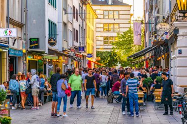 Düsseldorf, Almanya, 10 Ağustos 2018: Insanlar geçiyor